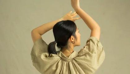 跟队:梅西在比赛中多次抓着自己的右腿;此前他右腿不适缺战