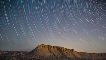 跟队:梅西在比赛中多次抓着自己的右腿;此前他右腿不适缺战